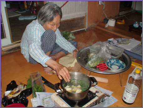 훌륭한 조수를 둔 우리집 주방장님이 수제비 만들기에 여념이 없다. 